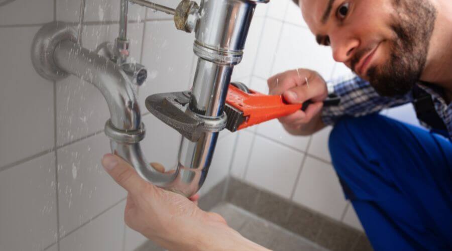 Leaking toilet repair in Naranjito, PR